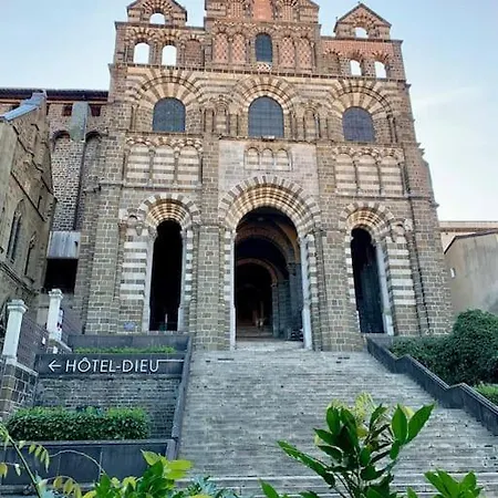 Le Refuge Cathedrale - *